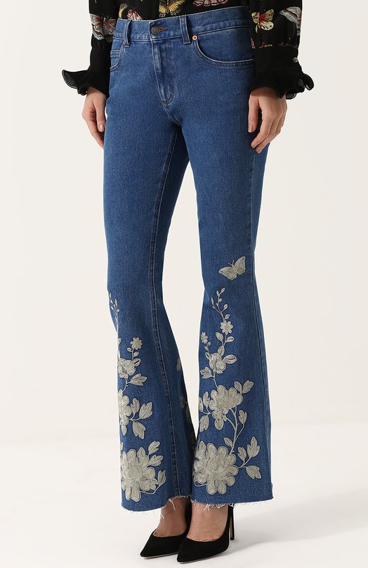 Расклешенные джинсы с потертостями и контрастной отделкой Gucci 
